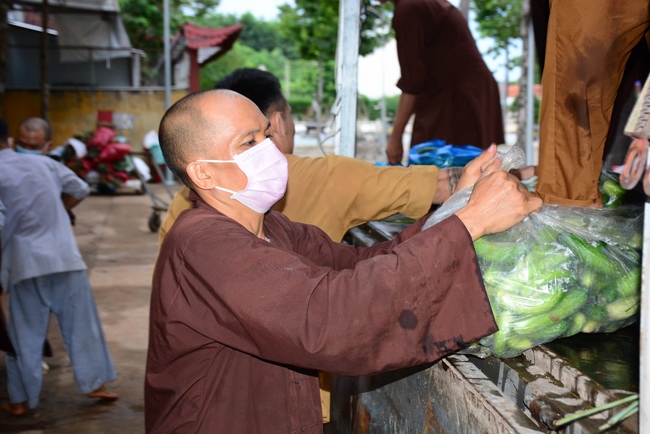 Chùa Hoằng Pháp: Tiếp tục hỗ trợ người dân khó khăn trong đại dịch Covid (đợt 8)